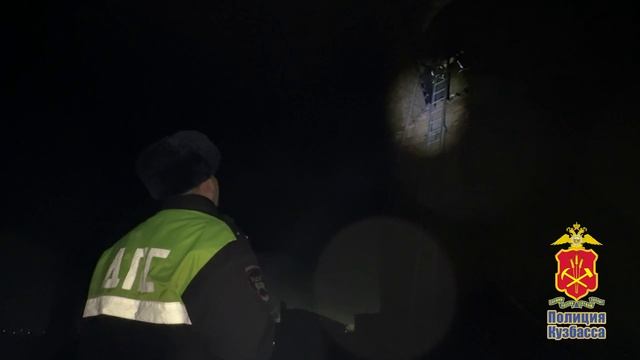 В Кузбассе сотрудники полиции помогли спасти двух молодых людей, упавших в промышленную трубу смотреть онлайн
