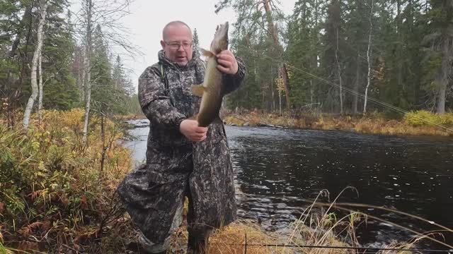 Рыбалка в Карелии. Ловля щук на спиннинг в середине осени. смотреть онлайн