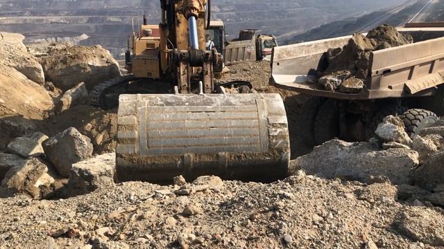 Caterpillar 375 LME экскаватор грузит камни. смотреть онлайн