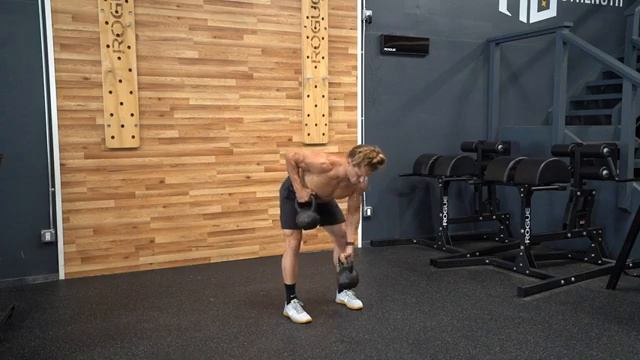 Тяга гориллы с пола двух гирь попеременно / Gorilla Row Top Down смотреть онлайн