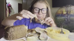 МУКБАНГ СКУМБРИЯ СВИНОЖОР НА НОЧЬ