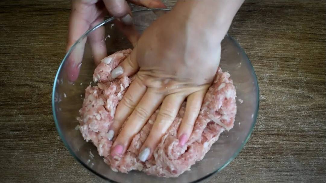 Перемешайте фарш с манкой! Век живи-век учись! Долго искала и наконец-то нашла правильный рецепт смотреть онлайн