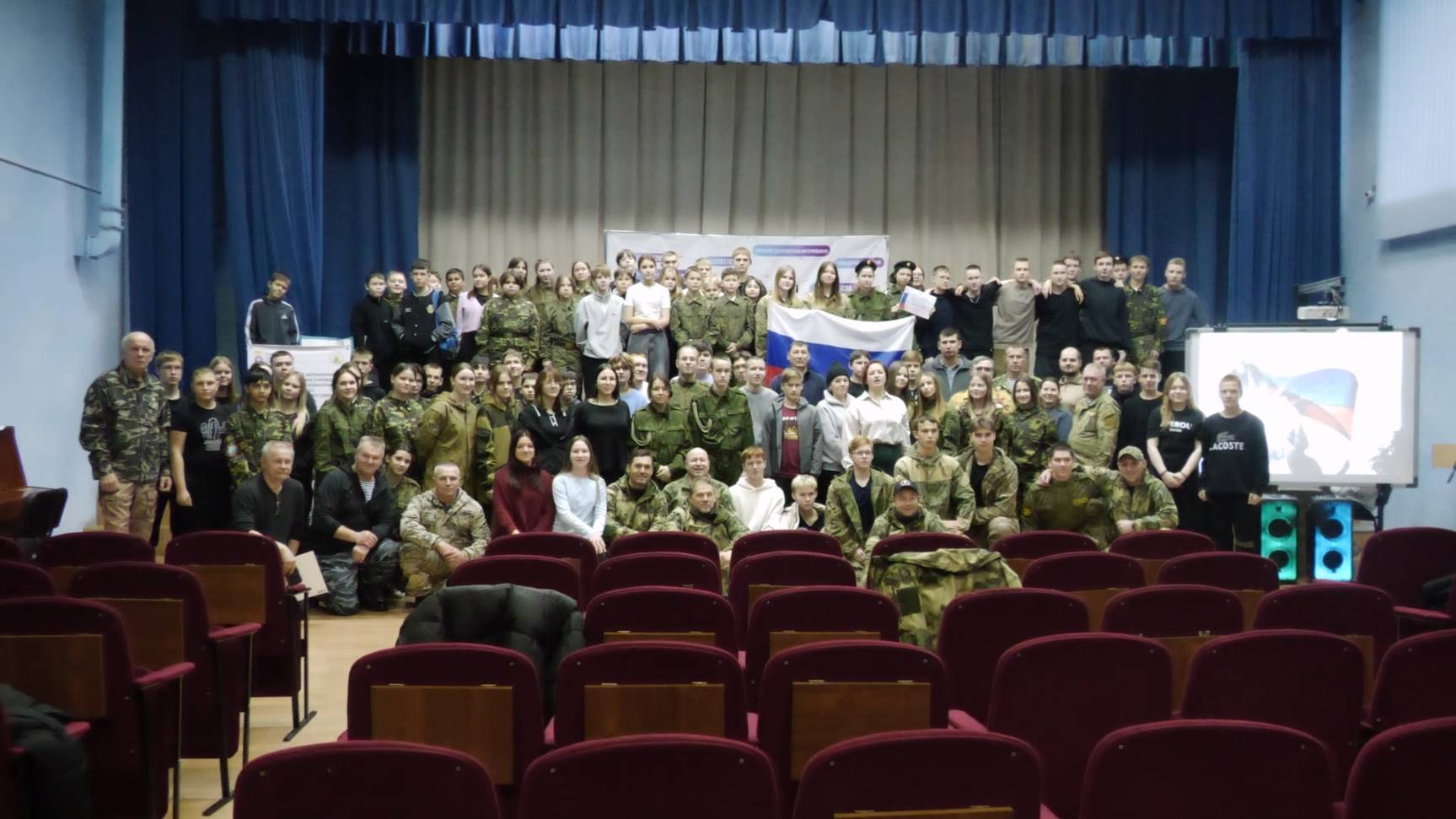 Очень спешит, на велосипеде по снегу обгоняя автомобили смотреть онлайн