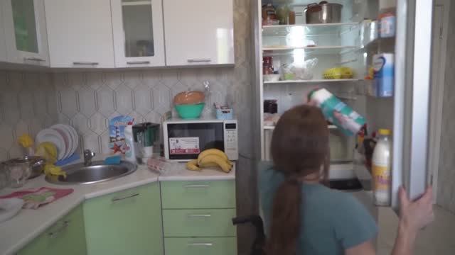 Женщина на инвалидной коляске родила и воспитывает ребёнка / Сильные люди смотреть онлайн