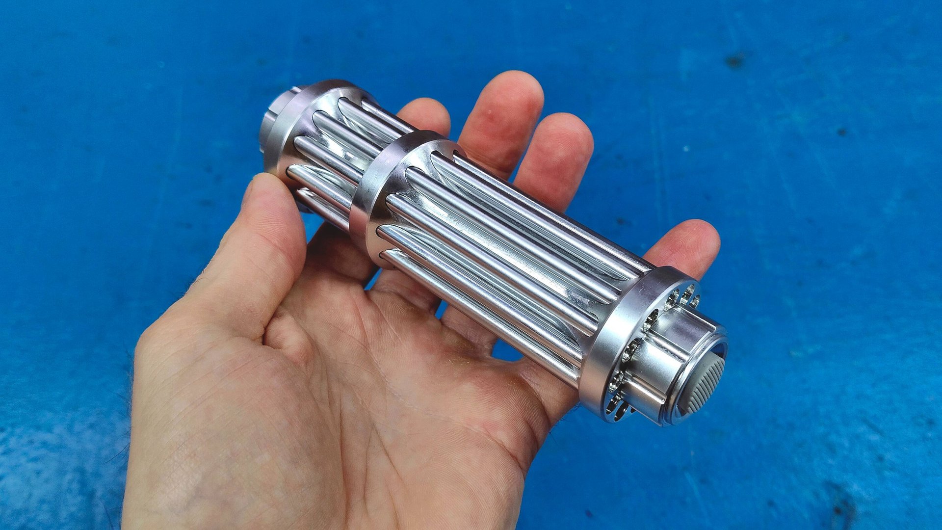 Карманный Лазер который зажигает спички и прожигает металл! смотреть онлайн