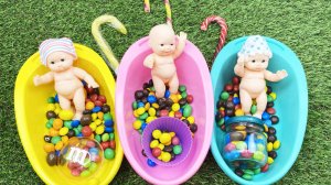 Мультики для малышей. Смешиваем радужные шарики в ванночках. Мультики для девочек с куколками.