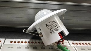 Датчик присутствия KNX SATION SS3008.0101 с двойной технологией обнаружения (PIR и 24 ГГц)