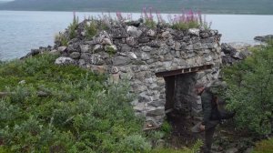 Один на заброшенном арктическом острове, каменное жилище спасло жизнь.