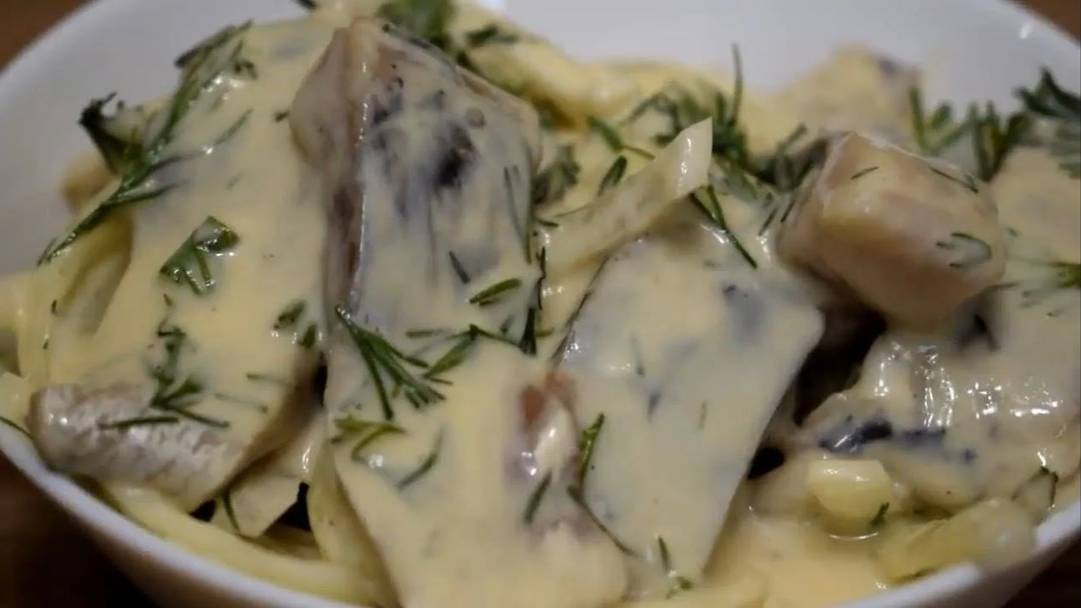 Даже соус вымакивают. Селедка в кефирно-горчичном соусе. Теперь готовлю постоянно! Очень вкусно! смотреть онлайн