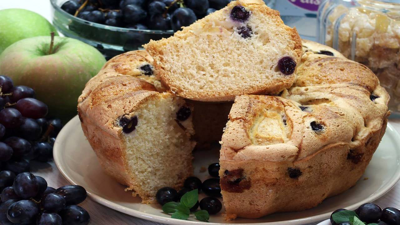Пирог с яблоками и виноградом. Маленький секрет вкусного пирога смотреть онлайн