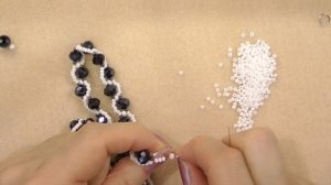 Колье из бисера и бусин "Black & White"