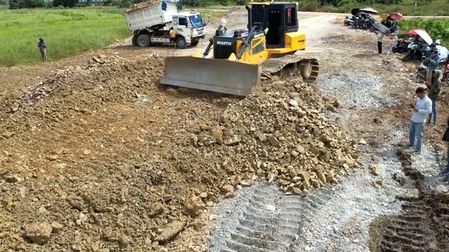 Ep5. Бульдозер Shantui DH17 C3 засыпает болото. смотреть онлайн