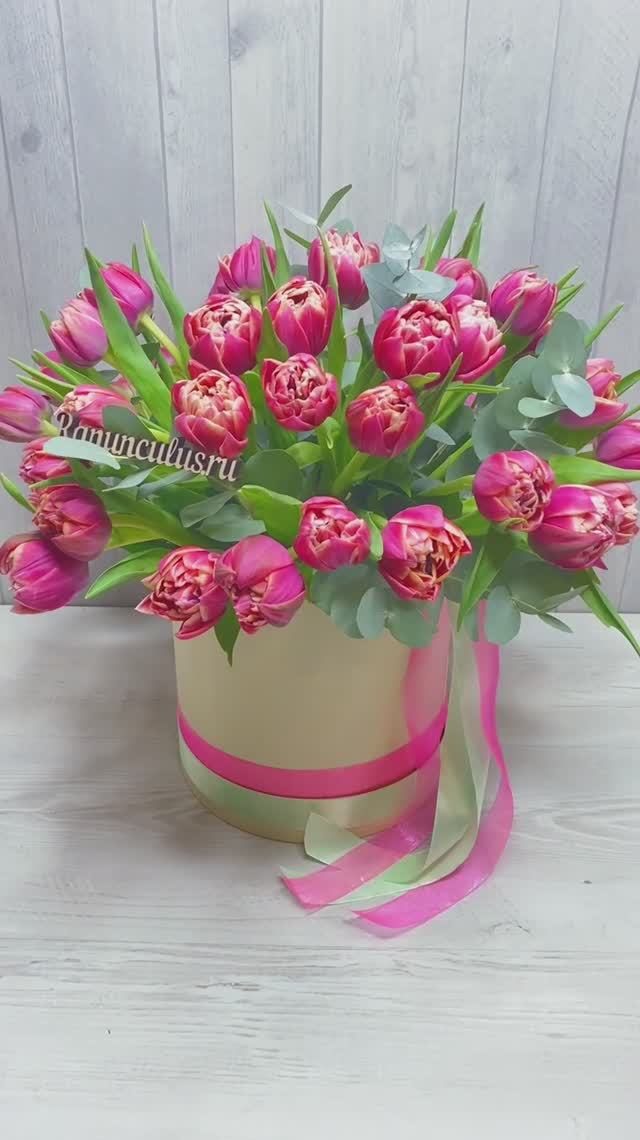 Букет из 35 пионовидных тюльпанов в шляпной коробке смотреть онлайн