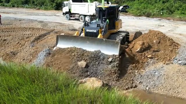 Ep9. Бульдозер Shantui DH17 C3 засыпает болото. смотреть онлайн