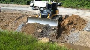 Ep9. Бульдозер Shantui DH17 C3 засыпает болото.