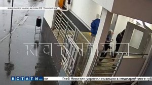 Подростки-взломщики гидравлическими инструментами вскрывают двери и оставляют улики