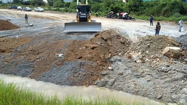 Ep7. Бульдозер Shantui DH17 C3 засыпает болото. смотреть онлайн