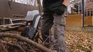 Садовый измельчитель Ресанта ИС-2500 в работе