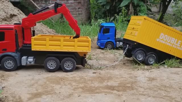 🚚🛻🚜 Экскаватор копает песок и загружает в самосвал самосвал каток экскаватор машинки смотреть онлайн