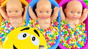 Мультики для детей. Смешиваем куколки, конфетки и слайм в ванночках. Смотреть мультики для малышей.