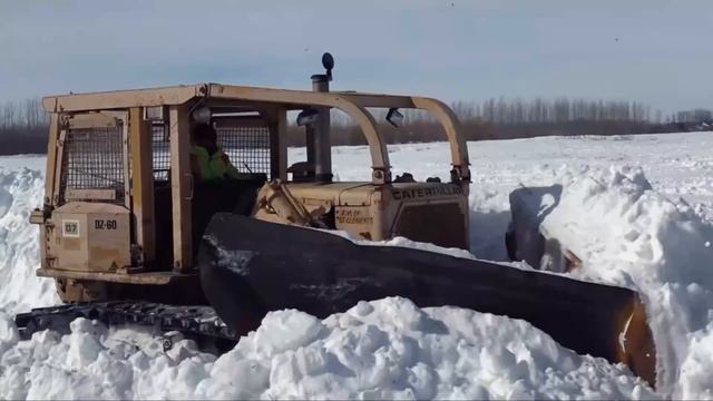 Бульдозер Cat D7 1961 года чистит снег. смотреть онлайн