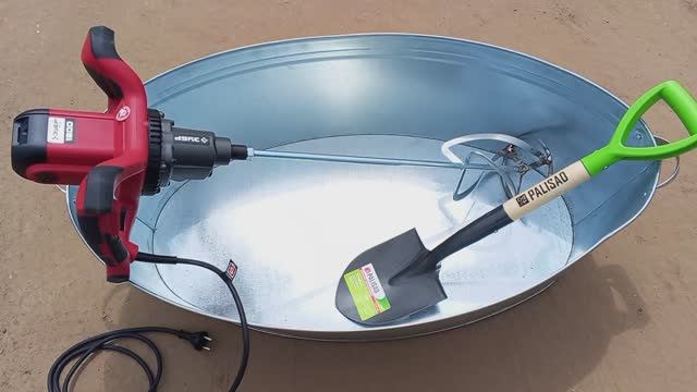 Так мы мешаем раствор . И потом бетонируем столбы и ленты для забора . смотреть онлайн