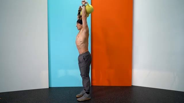 Обратные выпады на месте с двумя гирями над головой попеременно / Dual KB Overhead Reverse Lunge смотреть онлайн