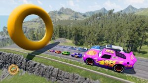 Полицейская машина против гигантского кольца в гонке с горы BeamNG.drive