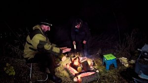 Река. Ноябрь. Вечерок. Костерок. Рыбалка на живца. Раз на раз не приходится или то густо, то пусто.