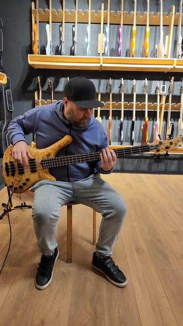 Зацените бас от @mayonesguitars модель Komodus, довольно редкий зверь в наших краях. Дело было в @cl смотреть онлайн