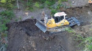 Строительство, горная дорога срезаем склон, обзор