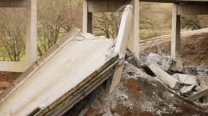 Автомобильный мост эпично обрушился в Китае, вызвав облако обломков