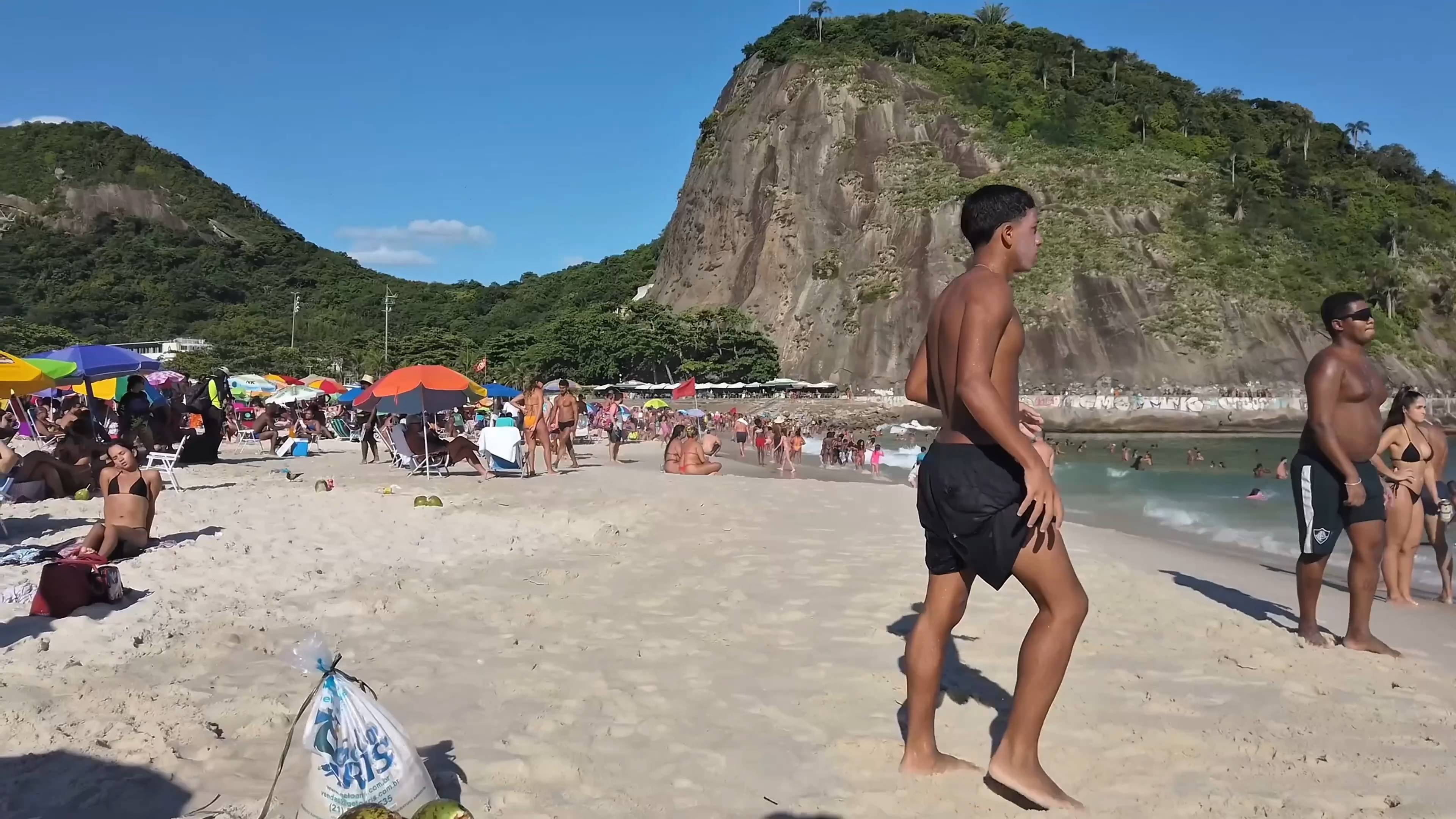 Бразильский жаркий вайб: красивые девушки в мини бикини и жаркое солнце👙🌊 смотреть онлайн