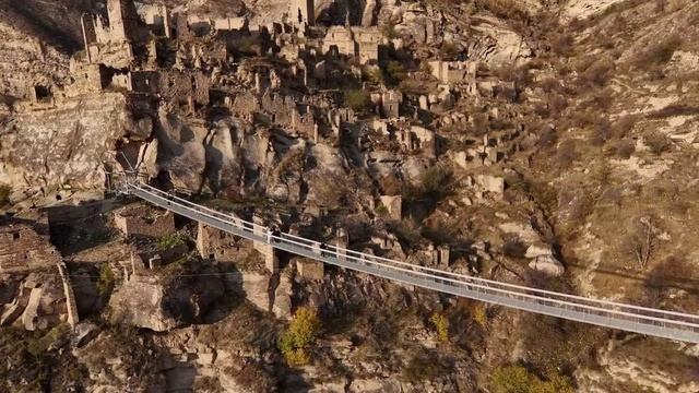 Аул призрак Старый Кахиб в Дагестане. Подвесной мост. Съемка с дрона.