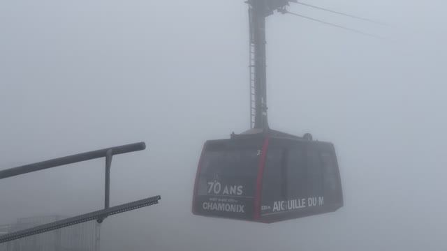 Канатная дорога от Шамони́-Мон-Блан (Chamonix-Mont-Blanc) до Aiguille Du Midi. С пересадкой.