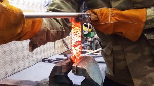 22 Ковка клинка из закрученного дамаска