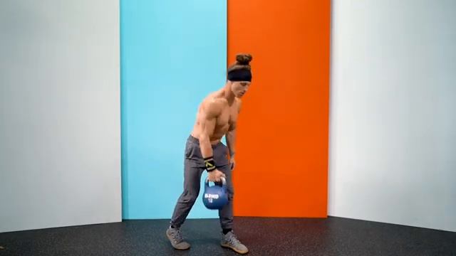 Рывок одной гири с пола в сплит позиции / Split Stance Snatch from Floor смотреть онлайн