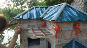 София 45. София строит мини замок из деревянных брусков чтоб играли дети