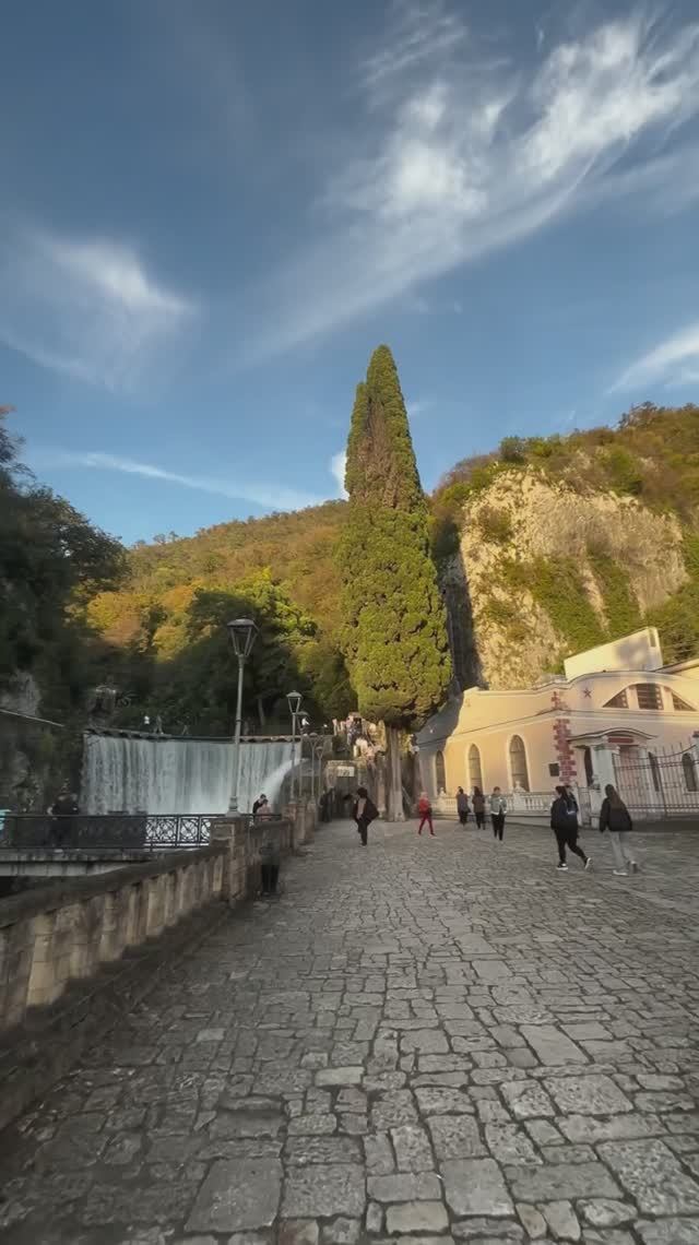 Абхазия, обстановка сегодня у Новоафонского водопада в Новом Афоне (11 ноября, ОСЕНЬ-2025) смотреть онлайн