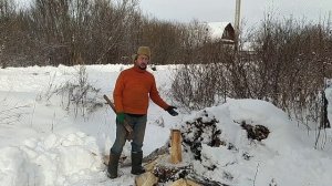Как легко и просто колоть дрова колуном, топором (позабытый способ колки дров, колка дров зимой)