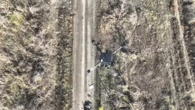 Наш дрон вёз на позицию тушёнку, но по пути встретил украинского коллегу. смотреть онлайн