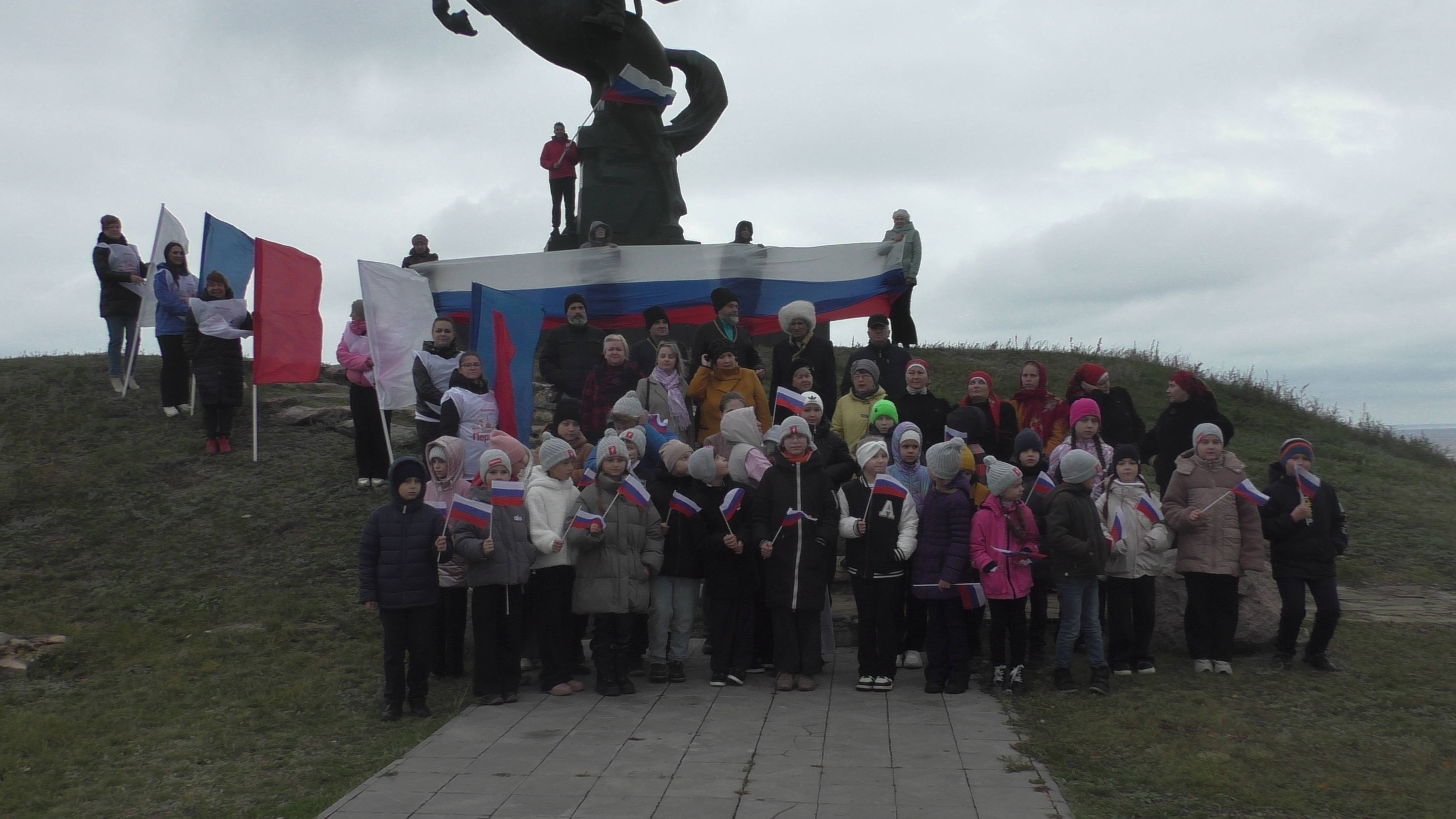 станица Кумылженская.Исполнение Государственного гимна РФ