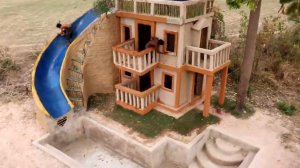 Строят домик с горкой и бассейном из палок и глины , своими руками.