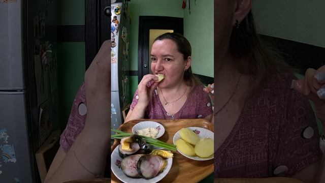 Скумбрия холодного копчения, картошка вареная. Мукбанг. Еда домашняя. смотреть онлайн