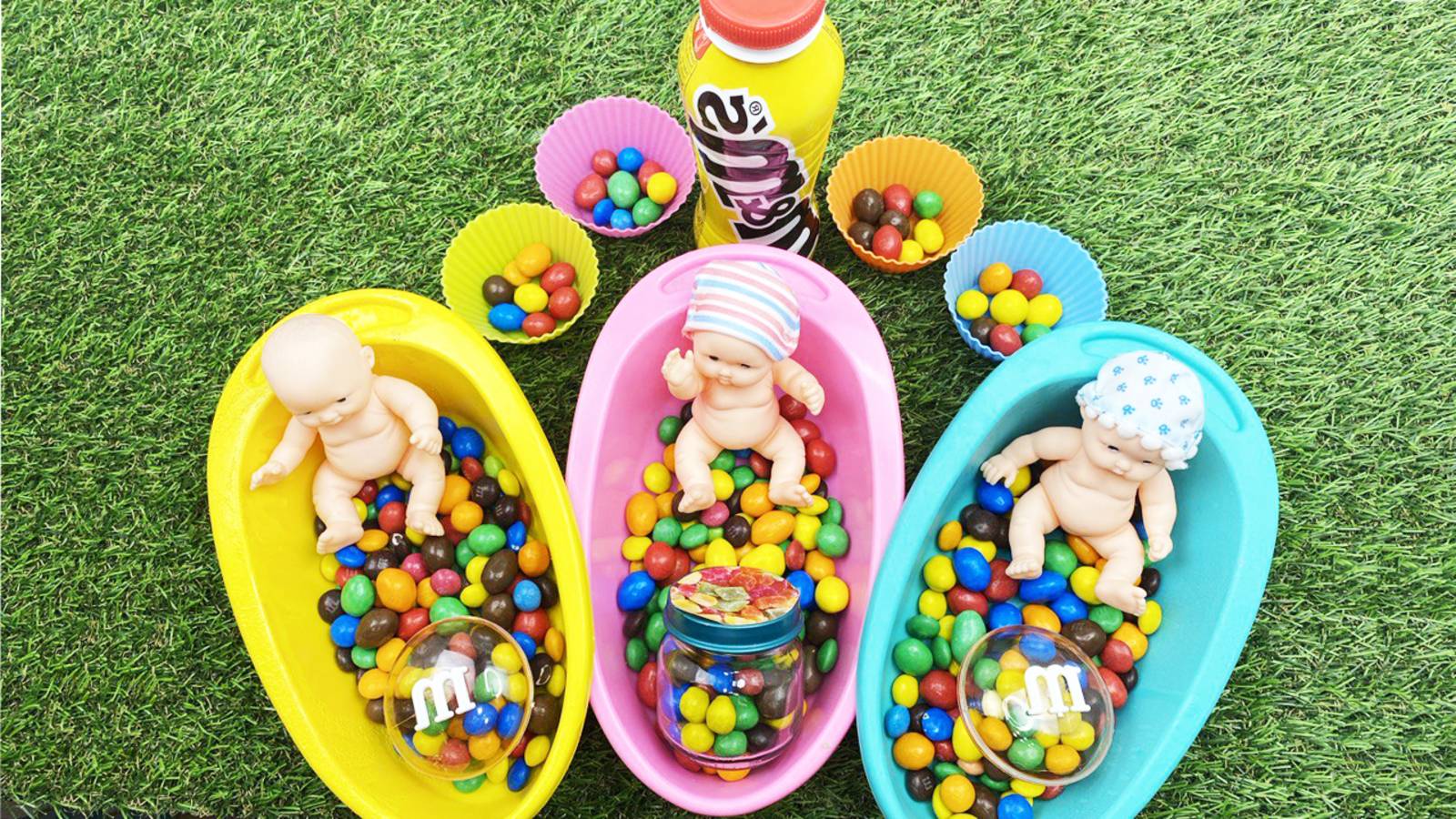 Мультики для детей. Смешиваем шарики в ванночках с куклами и слаймом. Смотреть онлайн для малышей. смотреть онлайн