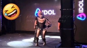 Российский робот Aidol упал и развалился на презентации... На то и был расчёт) Ну и Робокоп... 😎