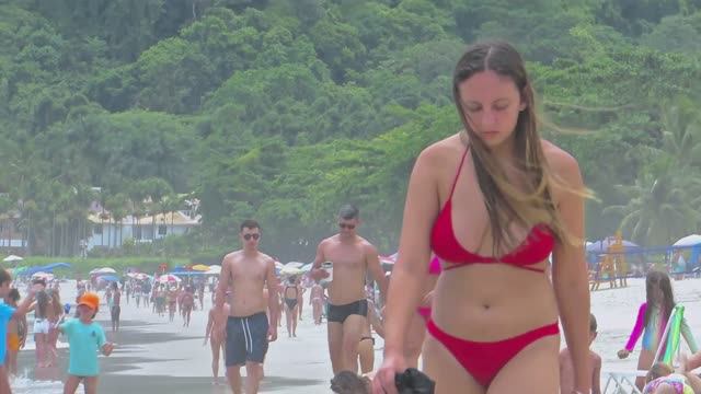 Прогулка по пляжу Бразилии. Красивые девушки в мини бикини без стеснения демонстрируют свои фигурки смотреть онлайн