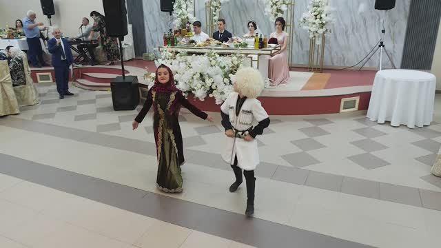 Танец поздравление для молодожёнов смотреть онлайн