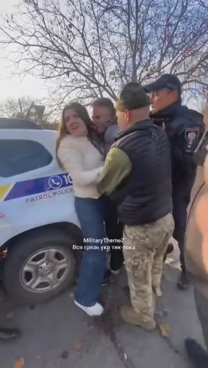 Полицаи пакуют добровольца