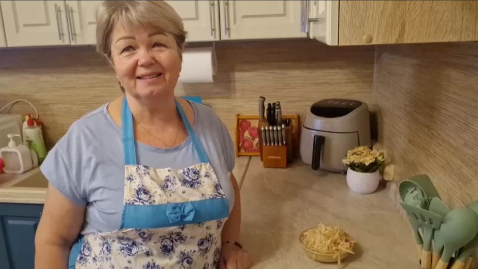 У МЕНЯ СЕГОДНЯ ОПЯТЬ ПРАЗДНИК. ГОТОВЛЮ ПРОСТЫЕ ЩИ. смотреть онлайн